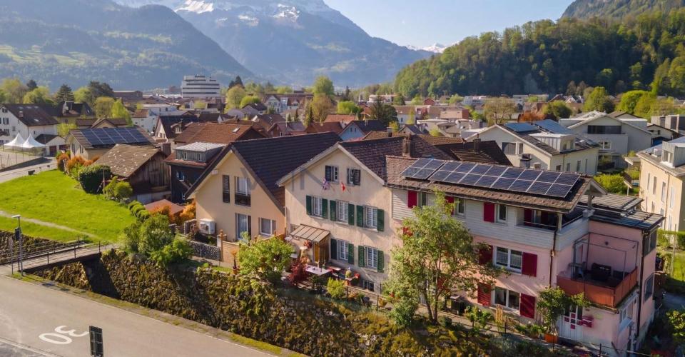 4 parcelles - 2 maisons - 4 appartements. Rendement élevé !