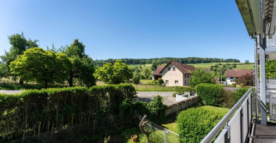 Central dans la verdure