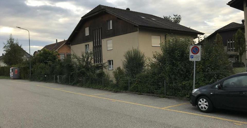Parkplätze direkt am Bahnhof Aefligen