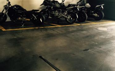 Place à motos couverte - image - 2