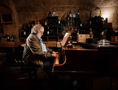 Au milieu de la cave trône un piano, avec ses partitions prêtes à être interprétées