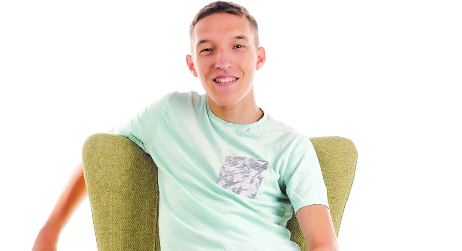 Passionné par le monde théâtral depuis l'âge de 7 ans