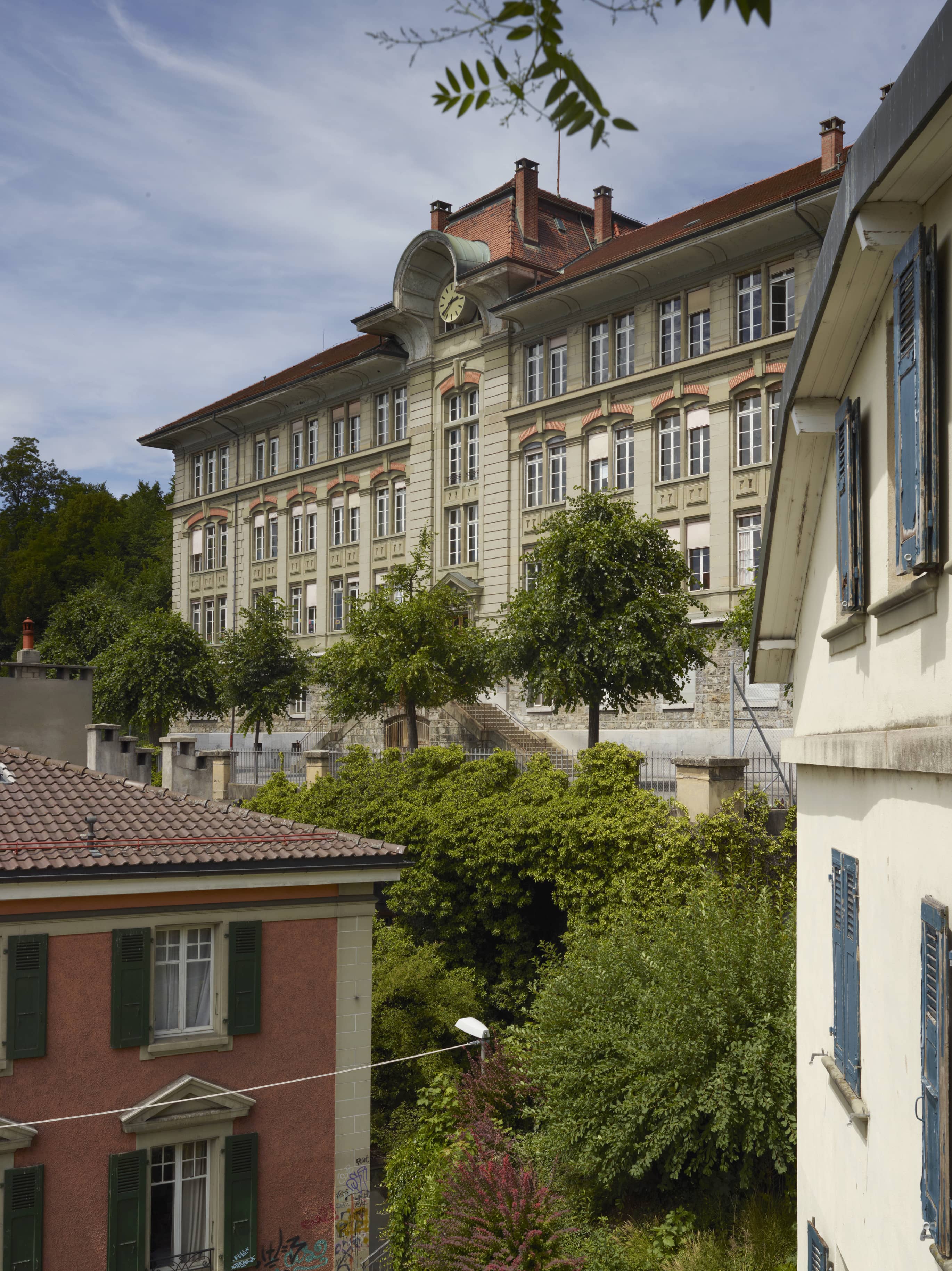 L'école primaire de la Barre, le premier bâtiment scolaire construit par Charles-François Bonjour à Lausanne, avec Charles Borgeaud, 1897-1902 L'école primaire de la Barre, le premier bâtiment scolaire construit par Charles-François Bonjour à Lausanne, avec Charles Borgeaud, 1897-1902