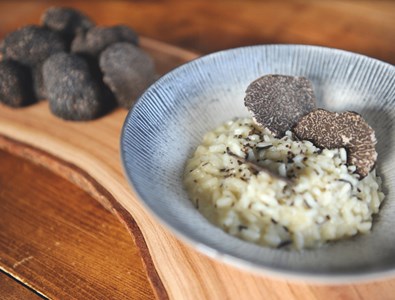 La truffe parsème les pâtes ou le risotto donnant à nos assiettes des airs de marbre noir veiné de blanc