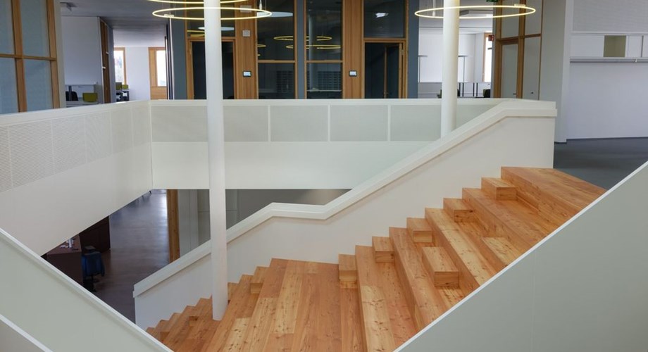L’escalier magistral multi-entrées se convertit à souhait en aula et est fabriqué en épicéa suisse.