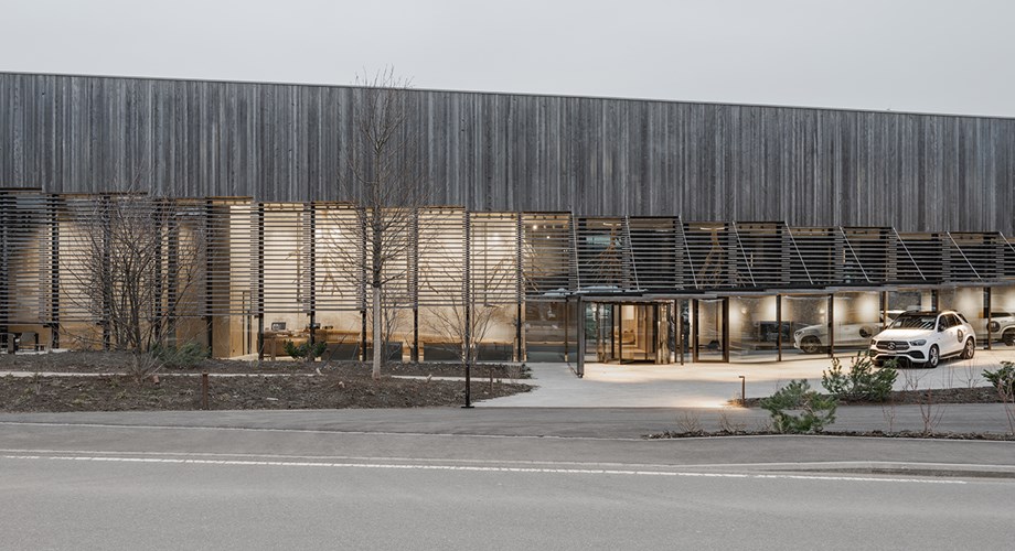 Ce nouvel établissement, conçu par l’étude d’architecture Bjarke Ingles Group, propose 50 chambres et suites donnant sur la forêt du Risoud