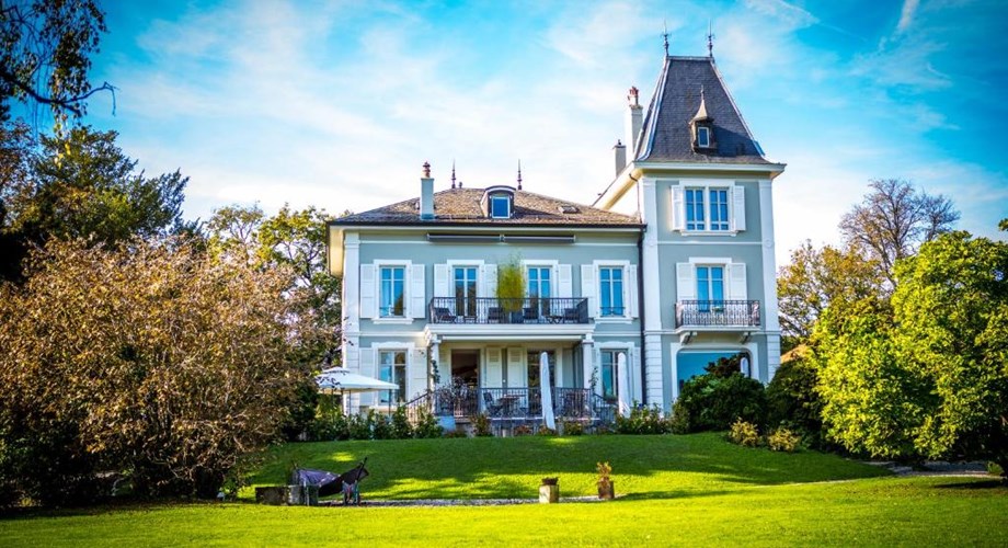 La bâtisse transformée en hôtel en 2012 a conservé ses apparats des XIXe et XXe siècles, notamment les boiseries, sculptures, stucs, cheminée et fontaine. La bâtisse transformée en hôtel en 2012 a conservé ses apparats des XIXe et XXe siècles, notamment les boiseries, sculptures, stucs, cheminée et fontaine.
