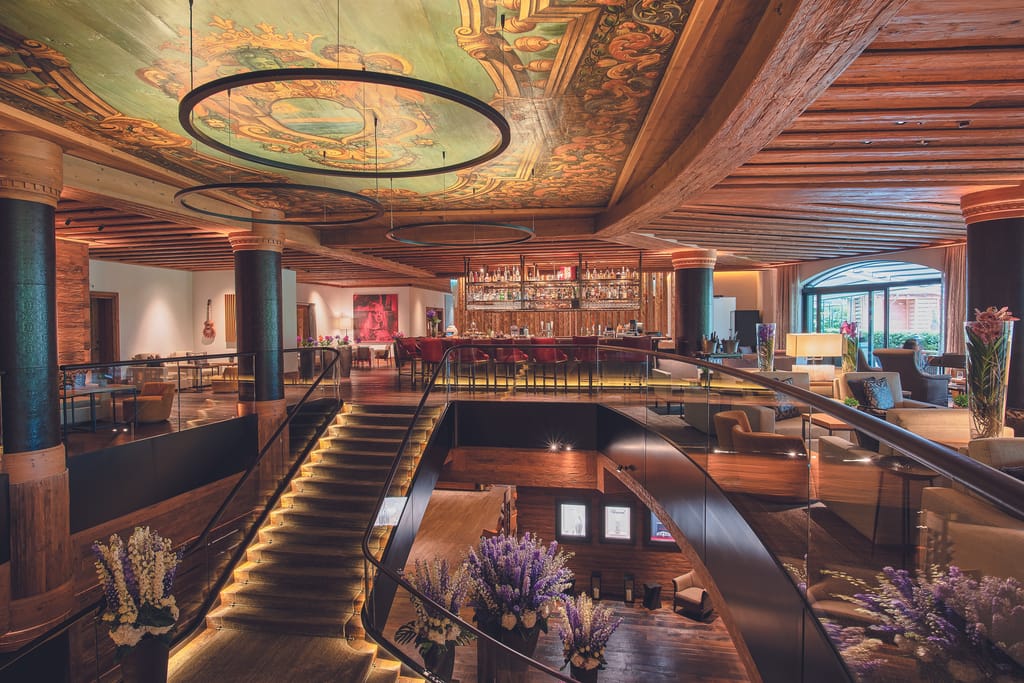 Alpina, Gstaad : le bar et le lobby ont été conçus dans le plus pur style alpin chic.