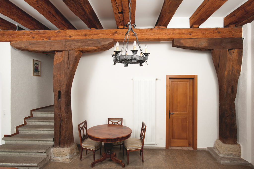 Les solives du plafond ainsi que les supports médians ont été façonnés dans des bois coupés entre 1244 et 1276. (© Yves Eigenmann)