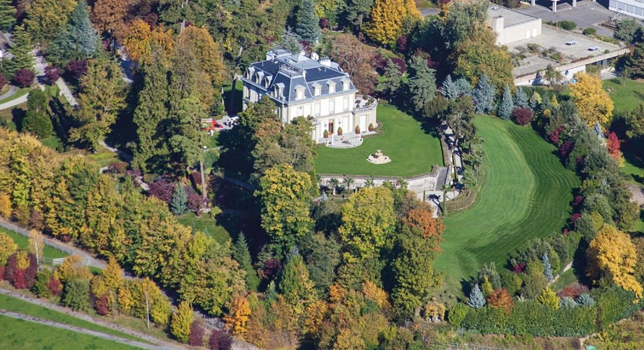 Shania Twain et son ex-mari, Robert «Mutt» Lange, ont effectué pour 6 millions de travaux au château de Sully, notamment dans le but de créer un superbe studio d’enregistrement.