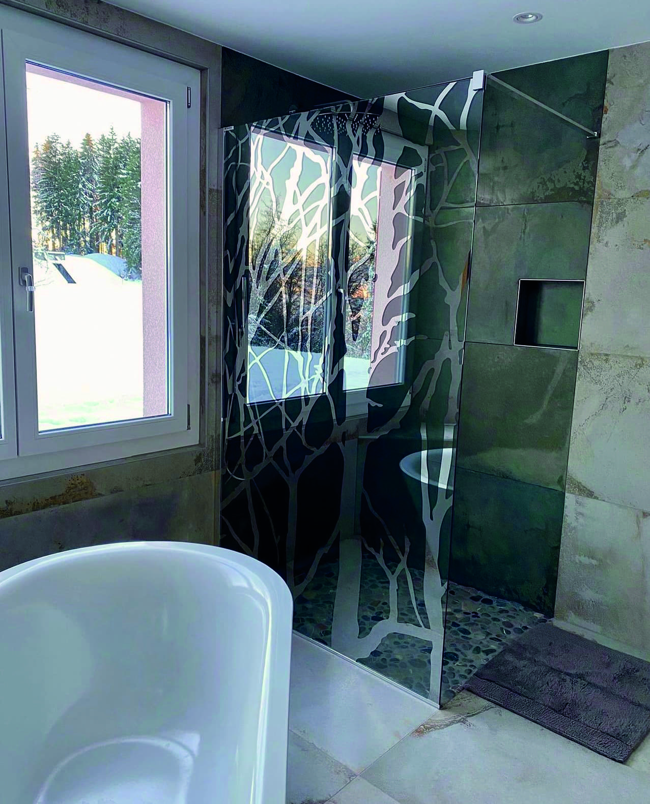 Pour épurer au maximum le champ visuel, on choisit des parois de douche en verre transparent. Pour épurer au maximum le champ visuel, on choisit des parois de douche en verre transparent.