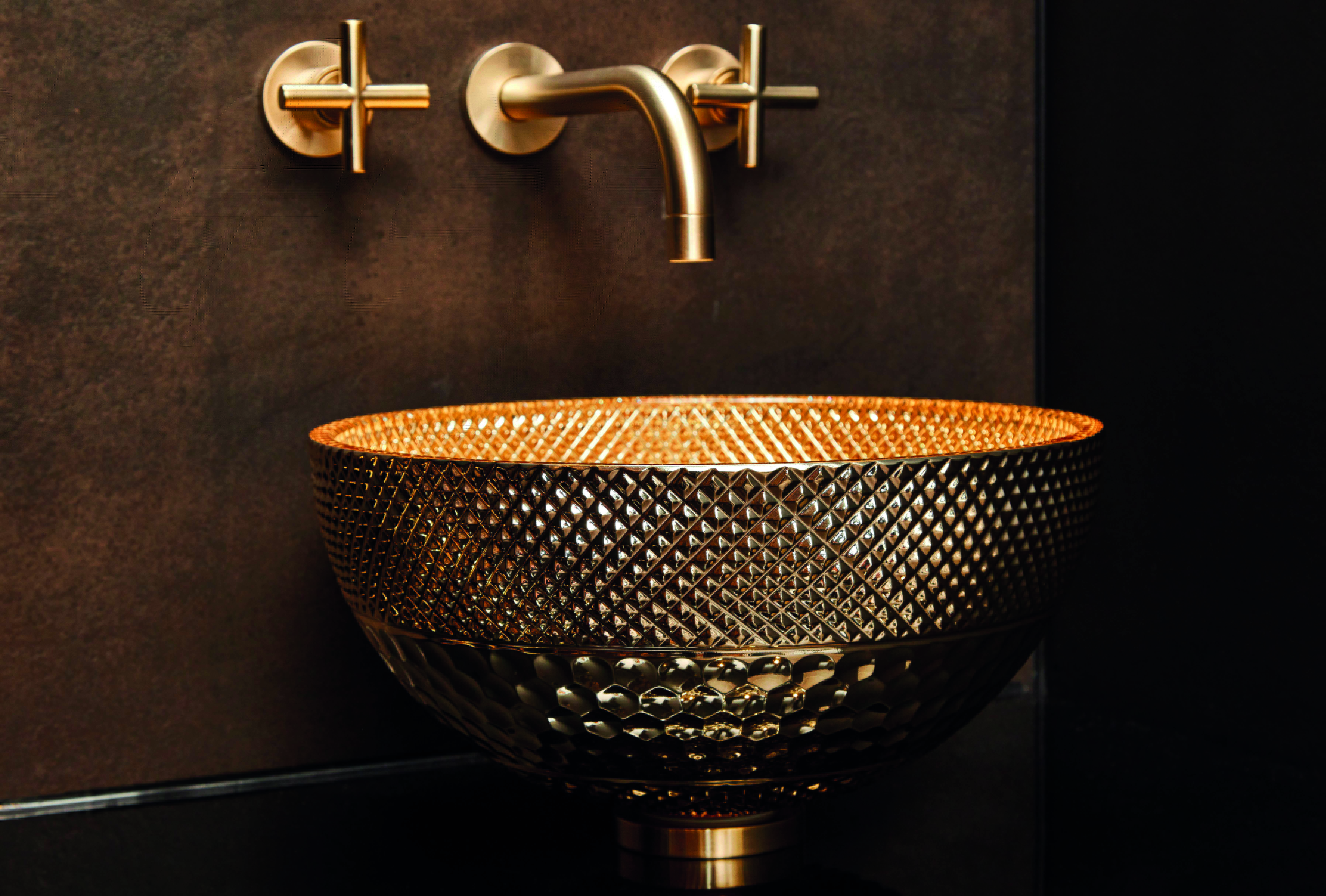Des murs en tadelakt couplés à des accessoires en laiton donnent un esprit oriental. Des murs en tadelakt couplés à des accessoires en laiton donnent un esprit oriental.