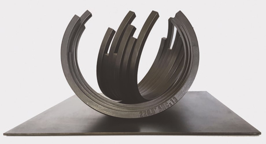 Bernar Venet (Château-Arnoux- Saint-Auban, 1941), « Deux arcs penchés », 2008, acier laminé à patine noire.