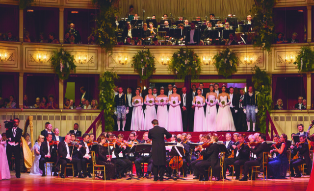 La fosse d’orchestre est recouverte d’un plancher et l’Opéra devient une immense salle de bal. La fosse d’orchestre est recouverte d’un plancher et l’Opéra devient une immense salle de bal.