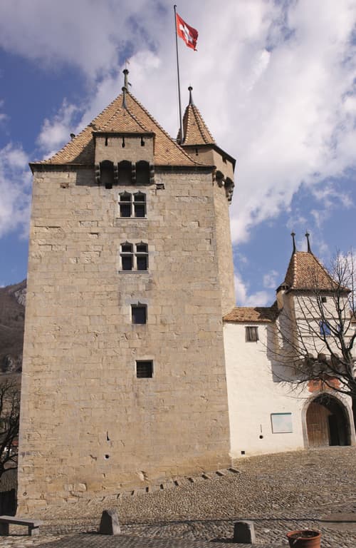 La grande tour carrée a été bâtie lorsque l’édifice était en possession des Bernois, vers le début du XVIe siècle.
