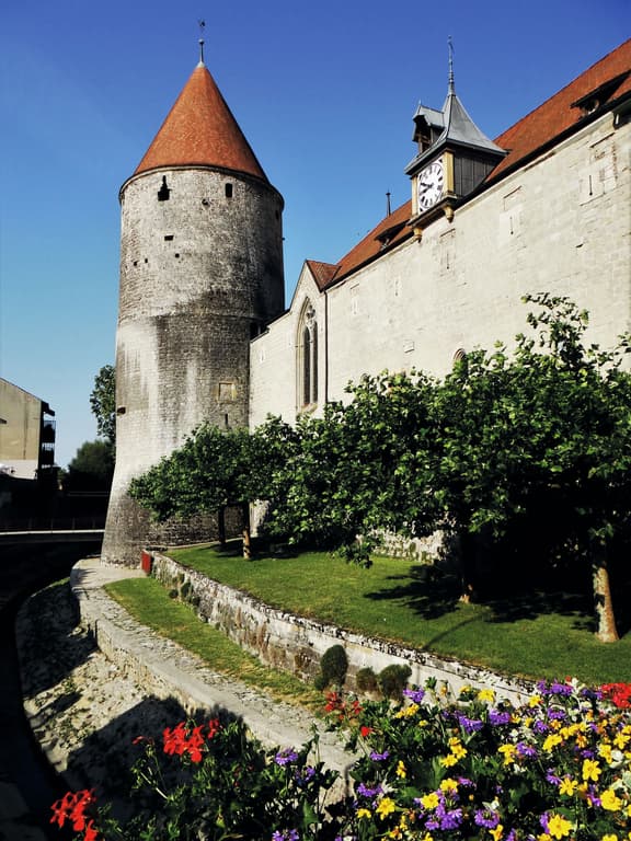 La silhouette du château habite cette cité depuis près de huit siècles.