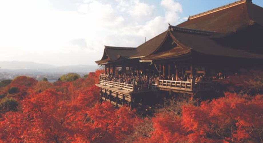 L’impressionnant temple de Kiyomizu-dera est célèbre pour sa plateforme. À flanc de colline.