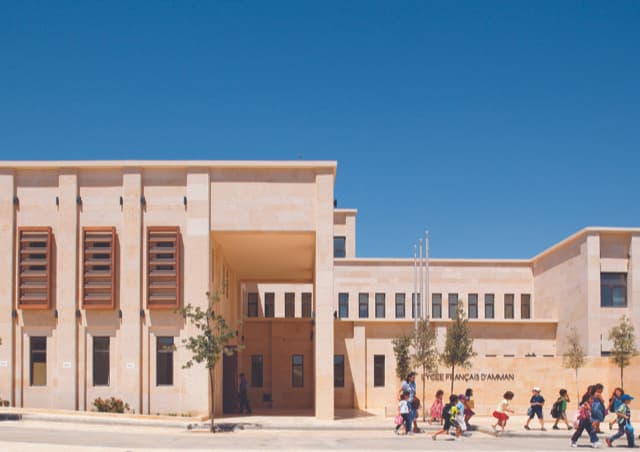 Lycée français d’Amman en Jordanie, dont l’architecture s’exprime en grande colonnade en pierre d’Ajlun.
