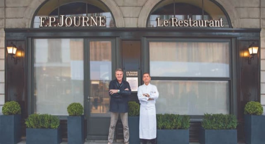 François-Paul Journe et le chef Dominique Gauthier devant le nouveau restaurant F.P.Journe.