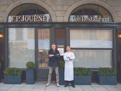 François-Paul Journe et le chef Dominique Gauthier devant le nouveau restaurant F.P.Journe.
