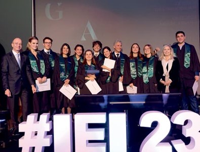 Les onze diplômés entourés de la conseillère d'Etat Nathalie Fontanet et de Me François Bellanger, président du conseil de fondation de l'IEI.