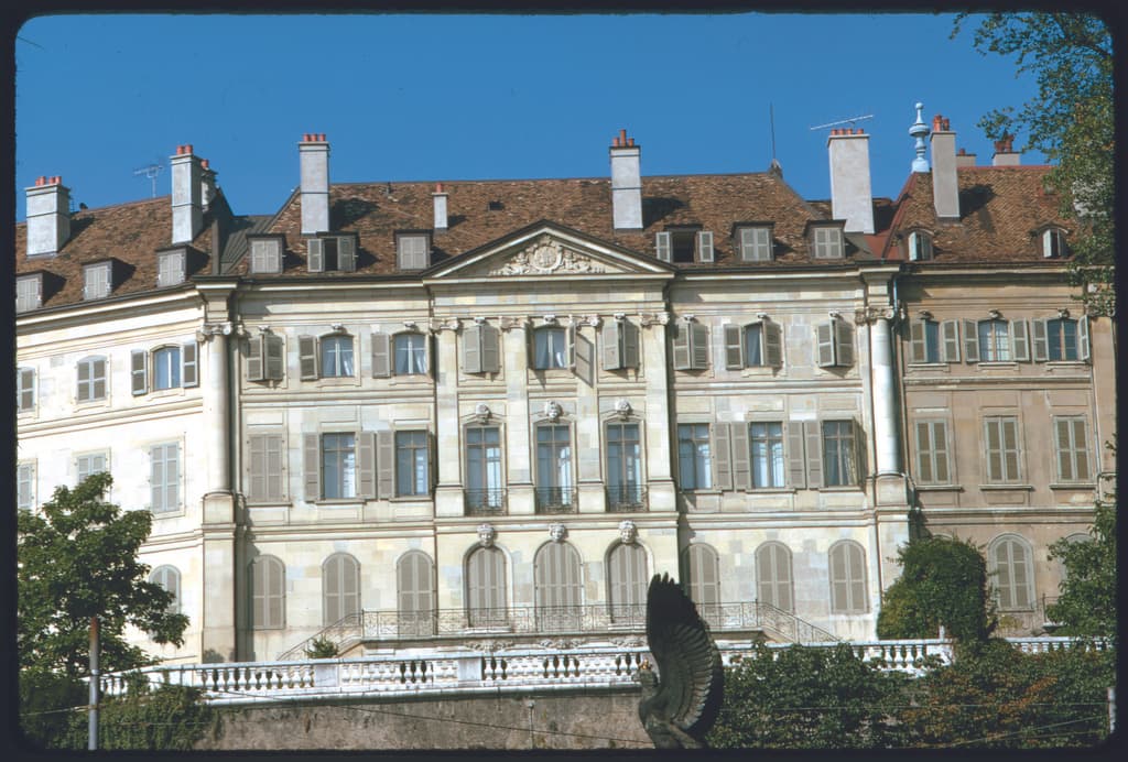 L'Hôtel Sellon domine la place Neuve et accueille le musée de la Fondation Zoubov.