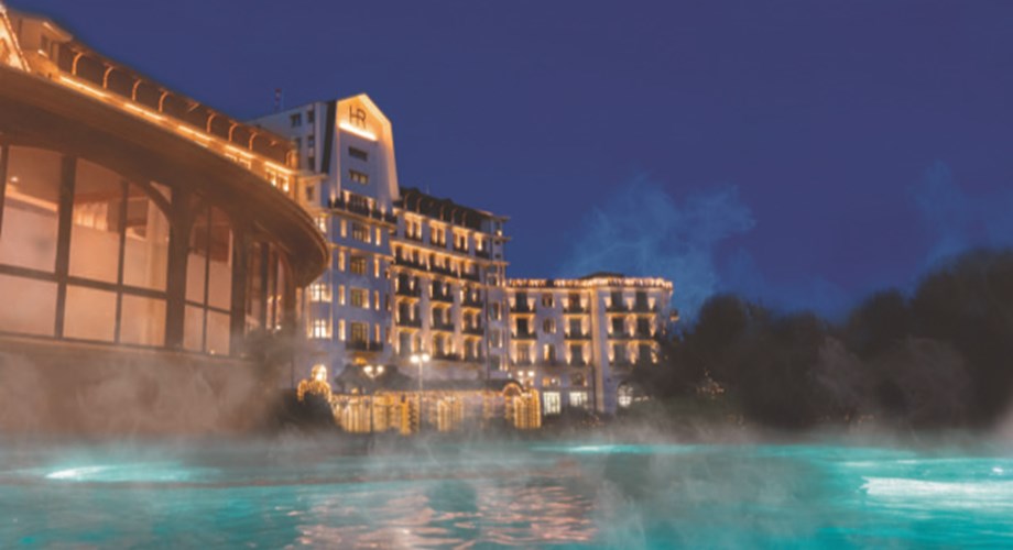 L'Evian Resort compte aujourd'hui trois hôtels, des Thermes, un casino, une salle de concert, onze restaurants et deux parcours de golf