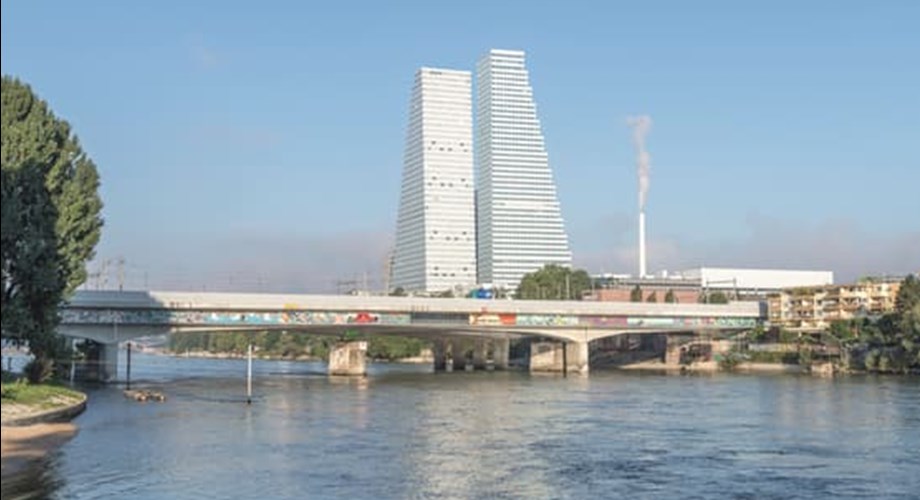 Deux gratte-ciels en forme de voile, conçus par les Bâlois Jacques Herzog et Pierre de Meuron.