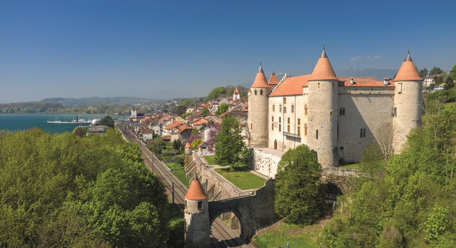 Surplombant le lac de Neuchâtel, la forteresse est l'une des plus grandes du pays.