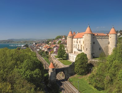 Surplombant le lac de Neuchâtel, la forteresse est l'une des plus grandes du pays.