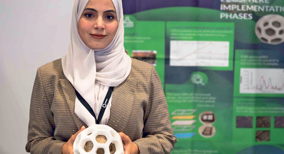 Sumaiya Al Siyabi, jeune biologiste omanaise qui a reçu le Grand Prix du Salon