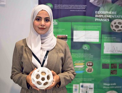 Sumaiya Al Siyabi, jeune biologiste omanaise qui a reçu le Grand Prix du Salon