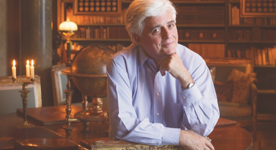 Jacques Garcia dans la bibliothèque du château évoquant le style de Percier et Fontaine et le goût français de la fin du XVIIIe siècle et du début du XIXe siècle Jacques Garcia dans la bibliothèque du château évoquant le style de Percier et Fontaine et le goût français de la fin du XVIIIe siècle et du début du XIXe siècle