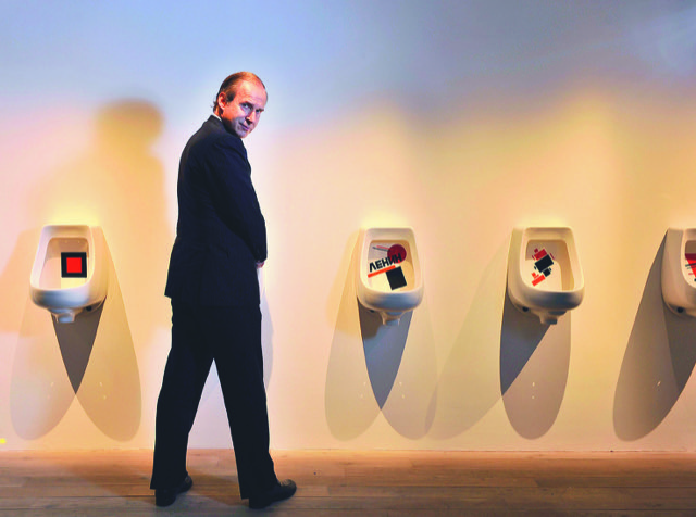 L'humour est fondamental dans la création artistique, nous dit Simon de Pury. « Il faut tout considérer comme un jeu, y compris la vie. Et l'humour permet de mettre une distance entre la vie et vous-même »