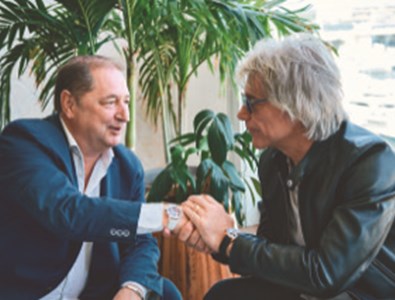 Livraison à domicile! Le CEO Alain Delamuraz a pu remettre en mains propres à New York la montre commandée par le chanteur de rock américain Bon Jovi Livraison à domicile! Le CEO Alain Delamuraz a pu remettre en mains propres à New York la montre commandée par le chanteur de rock américain Bon Jovi