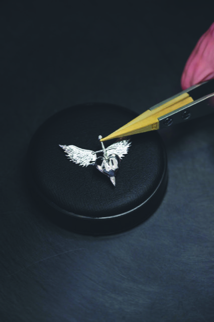 Il faut beaucoup de patience et de dextérité pour orner le cadran d'autant de pièces uniques