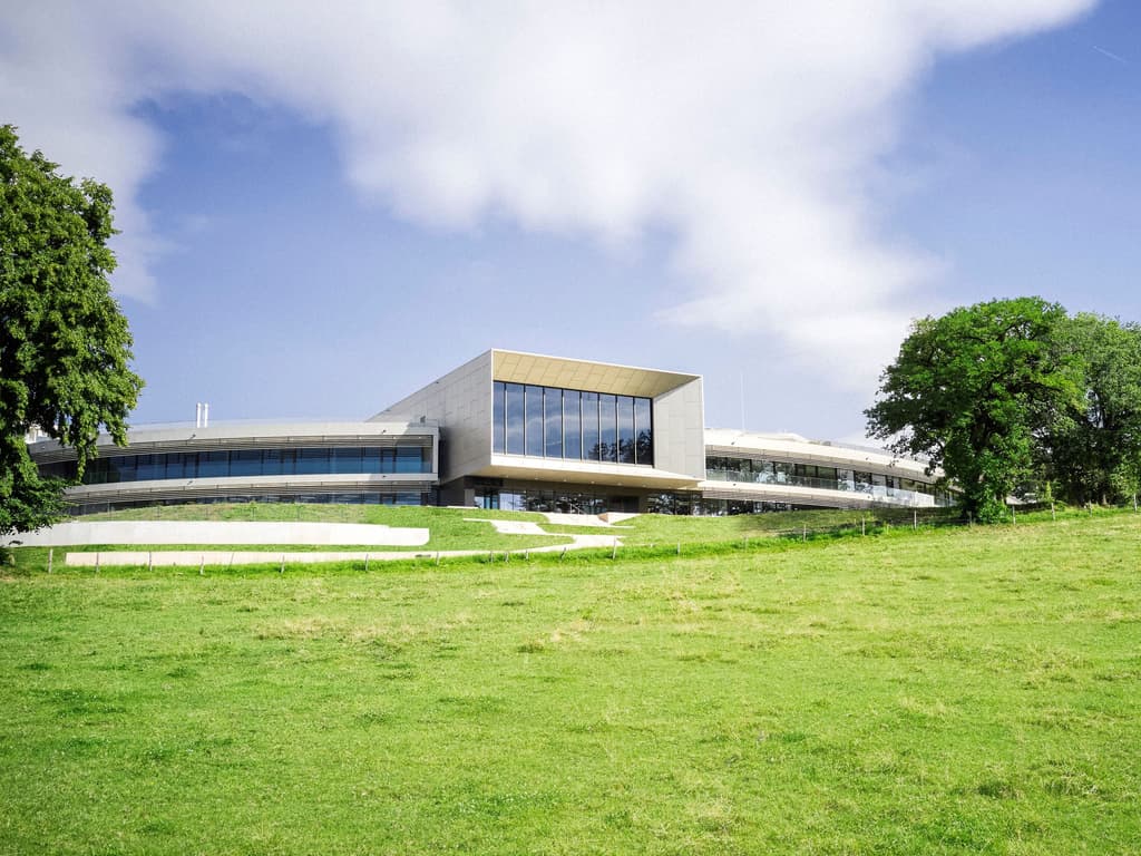 Le nouveau bâtiment est orienté au sud et en partie semi-enterré.