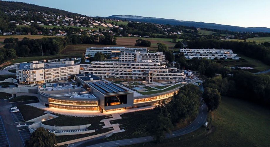 La partie hospitalière est connectée au bâtiment existant et comprend une nouvelle zone pour la radiothérapie, la médecine nucléaire, ainsi qu’un bloc opératoire. La partie hospitalière est connectée au bâtiment existant et comprend une nouvelle zone pour la radiothérapie, la médecine nucléaire, ainsi qu’un bloc opératoire.