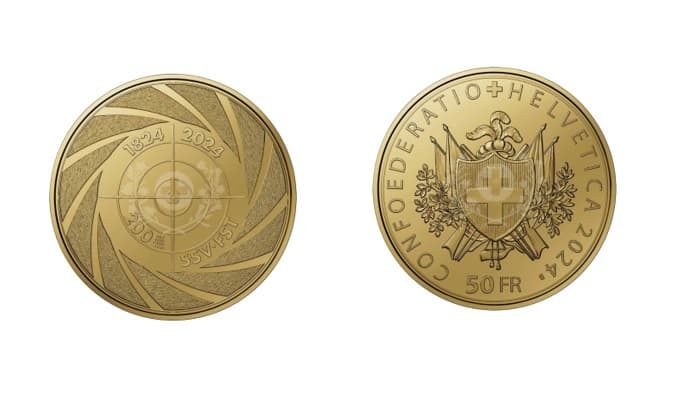 La pièce commémorative en or frappée pour honorer le bicentenaire de la FST. La pièce commémorative en or frappée pour honorer le bicentenaire de la FST.