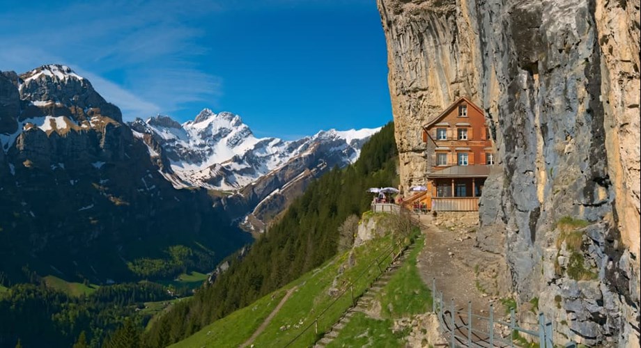 L'auberge Äscher est accessible par divers chemins ou en téléphérique depuis Wasserauen-Ebenalp. L'auberge Äscher est accessible par divers chemins ou en téléphérique depuis Wasserauen-Ebenalp.