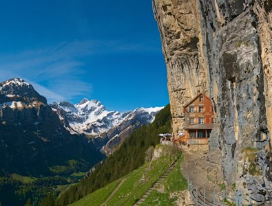 L'auberge Äscher est accessible par divers chemins ou en téléphérique depuis Wasserauen-Ebenalp. L'auberge Äscher est accessible par divers chemins ou en téléphérique depuis Wasserauen-Ebenalp.