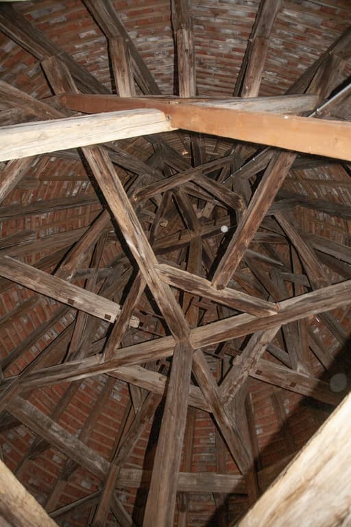La charpente du donjon impressionne par sa structure conique de plus de dix mètres. La charpente du donjon impressionne par sa structure conique de plus de dix mètres.