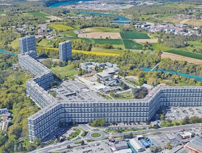Le développement en longueur du bâtiment principal d’un seul tenant permet la double orientation des appartements, avec une vue imprenable au couchant.