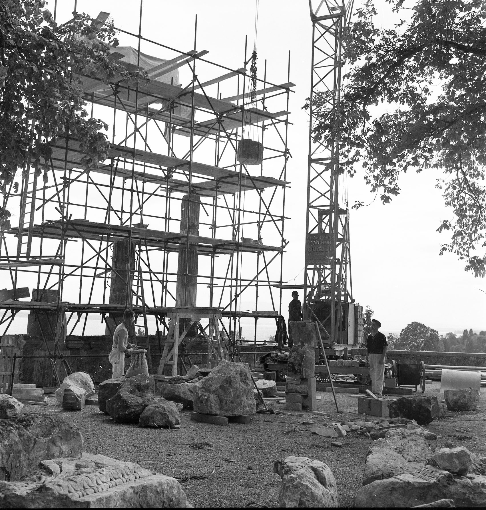 Erection des colonnes romaines à Nyon, en 1958. Fonds Berger, Archives communales de Nyon.