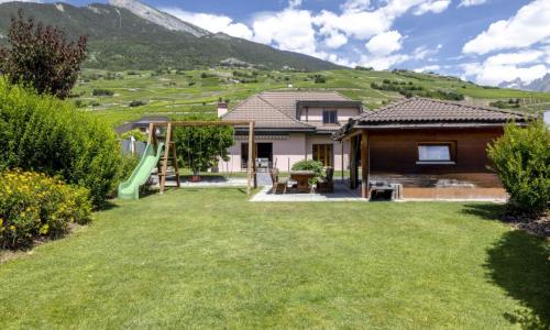 Splendide villa 6 pièces 1-2 de 297 m2 avec un magnifique extérieur