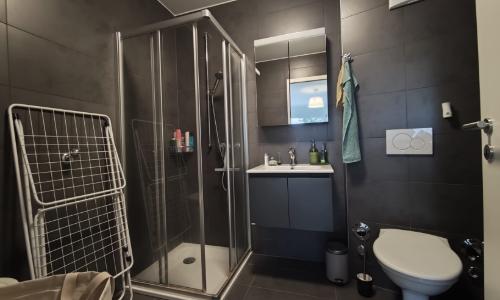 Charmant appartement de 2 pièces au 1er étage avec place de parc intérieure — photo 4