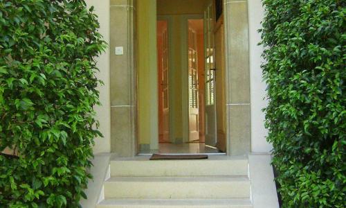 TRES BELLE PROPRIETE 9 PIECES AU PETIT SACONNEX AVEC GRAND JARDIN ET AU CALME — photo 2