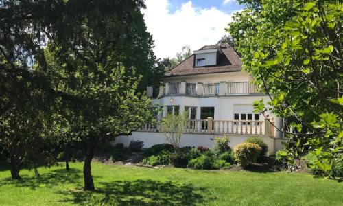 TRES BELLE PROPRIETE 9 PIECES AU PETIT SACONNEX AVEC GRAND JARDIN ET AU CALME