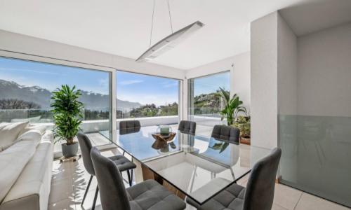 Duplex en attique contemporain avec vue sur le lac