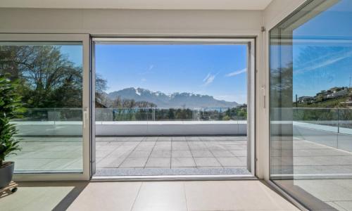 Duplex en attique contemporain avec vue sur le lac — photo 3